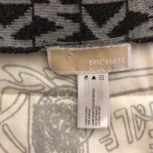 MK Scarf 🧣 - Picture 3 of 4